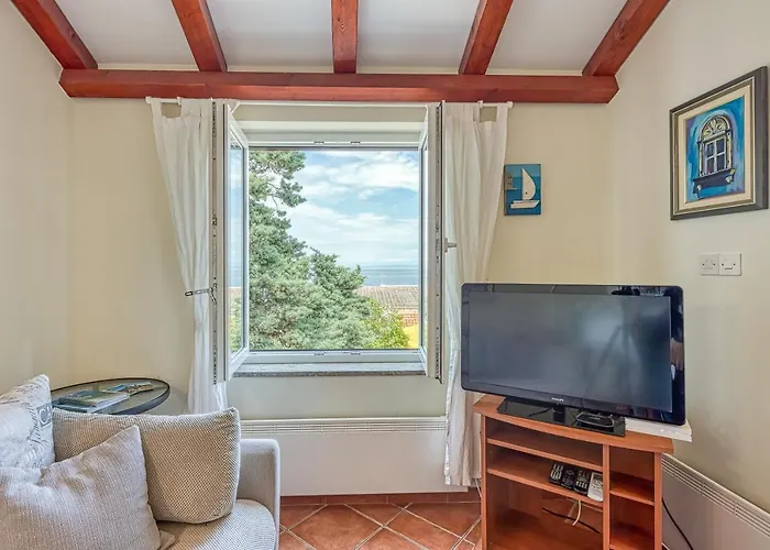 Valdarke Sea View Apartment - Happy Rentals